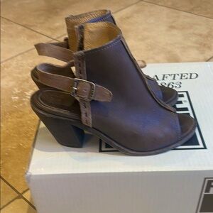 Frye brown leather Izzy artisan sling sandals  size 7.5 M